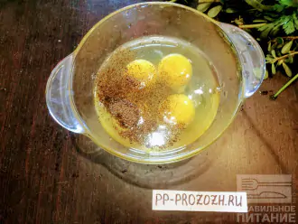 Шаг 6: В глубокую тарелку выбейте 4 яйца и поперчите.