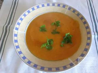 Шаг 6: Подавайте суп с  мелко порезанной зеленью и с хорошим настроением.

