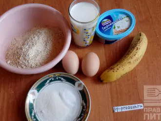 Шаг 1: Приготовьте необходимые продукты: яйцо, молоко, стевию, муку овсяную, соль, банан, творожный сыр.
