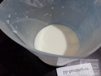 Шаг 6: В оставшемся молоке разведите кукурузную муку или крахмал, чтобы не было комочков. Добавьте разведенную муку в кастрюлю, помешивая венчиком. 