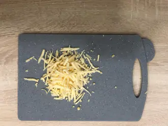 Шаг 2: Сыр натрите на крупной терке.