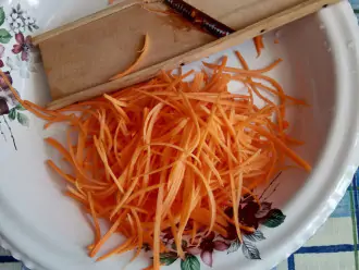 Шаг 2: Морковь очистите и натрите на корейской терке.