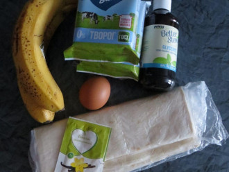 Шаг 1: Подготовьте лист лаваша, творог, яйцо, бананы, ванилин и сахарозаменитель.