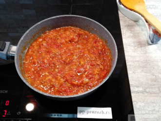 Шаг 5: Помидоры очистите от кожи, разомните вилкой и выложите в сковородку к луку с чесноком. Добавьте томатный соус, соль, розмарин и базилик и перемешайте.
Тушите 10 минут.