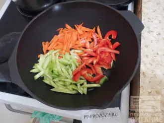Шаг 4: Разогрейте сковороду, добавив оливковое масло. Нарежьте соломкой морковь, огурец и перец. Обжаривайте 5 минут.