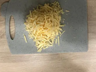 Шаг 2: Натрите сыр на крупной терке.