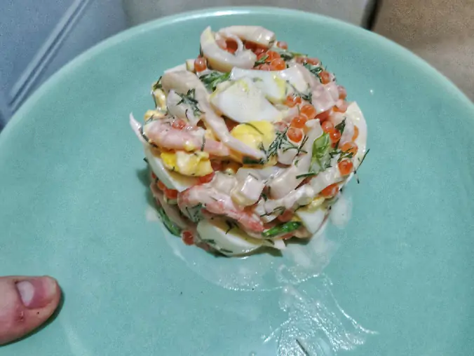 Морской салат с креветками и кальмарами