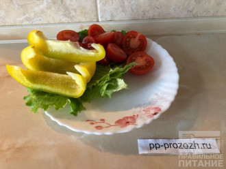 Шаг 5: В это время нарежьте перец, помидоры и выложите вместе с листьями салата на тарелку.