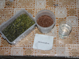 Шаг 1: Подготовьте ингредиенты: льняные и тыквенные семечки, воду.