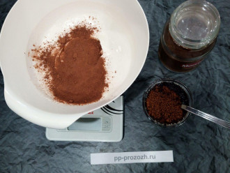 Шаг 4: Добавьте к творогу сахарозаменитель и какао-порошок.
В горячем желатине растворите кофе.
