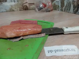 Шаг 2: Удалите у рыбы кости, снимите кожу. Для этого отделите немного кожи ножом, прижмите её пальцами и, с помощью ножа поставленного под углом 25-30 градусов, отделите оставшуюся её часть.