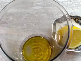 Шаг 3: Добавьте к маслу лимонный сок.