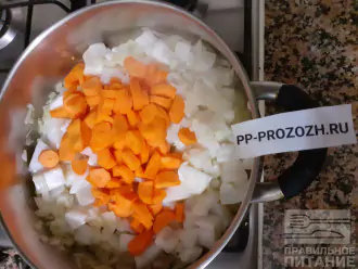 Шаг 6: Добавьте кальмар и морковь, протушите 2-3 минуты.