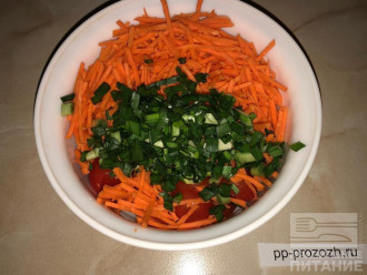 Шаг 4: Натрите морковь на терке, нарежьте зеленый лук и добавьте к овощам.