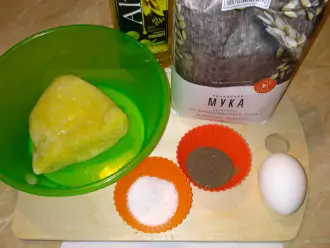 Шаг 1: 1. Подготовьте ингредиенты: кабачок, яйцо, масло, муку, соль, перец.