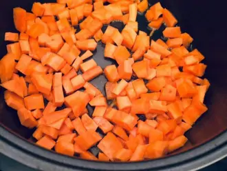 Шаг 5: Установите режим «Жарка» в мультиварке. Разогрейте растительное масло и добавьте морковь. Жарьте 2-3 минуты.