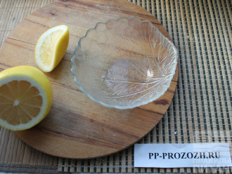 Шаг 4: Из кусочка лимона выжмите 1 ст. ложку сока.