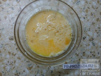 Шаг 2: Яйца разбейте в миску, добавьте молоко и соль. Взбейте венчиком.