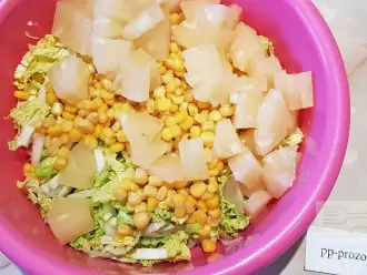 Шаг 7: Смешайте пекинскую капусту, лук, ананас и кукурузу. Солить ничего  не нужно. Курица в соевом соусе придаст достаточно вкуса салату. 