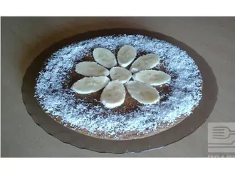 Шаг 6: Переложите готовый пирог на блюдо и украсьте по своему усмотрению. Я использовала банан и кокосовую стружку.