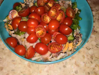 Шаг 4: Переложите в салатницу, добавьте нарезанные помидоры черри.