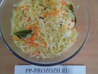 Шаг 5: Залейте маринадом капусту с морковью. Поставьте в холод. Через 2-3 часа салат готов!