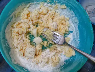Шаг 3: К яичной смеси добавьте муку с разрыхлителем и растопленное масло.