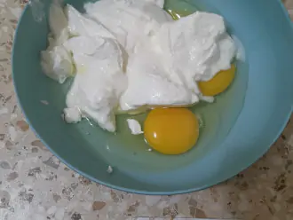 Шаг 2: В миске соедините яйца, сметану и йогурт.