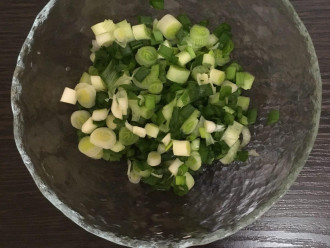 Шаг 3: Нарежьте зеленый лук.