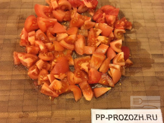 Шаг 3: Нарежьте помидоры кубиками.
