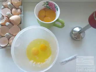 Шаг 2: Отделите у 8 яиц белки от желтков (они не понадобятся в этом рецепте - слишком калорийные). Оставшиеся 2 яйца добавьте цельными ( вместе с желтками), для вкуса.