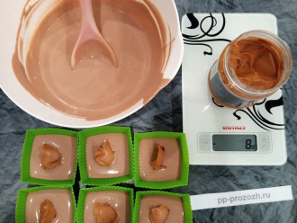 Шаг 7: В середину каждой формочки положите по 8 грамм арахисовой пасты.