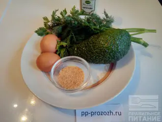 Шаг 1: Подготовьте ингредиенты: авокадо, яйца, петрушку, укроп, соль, орегано.