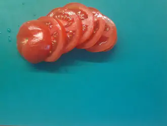 Шаг 5: Нарежьте помидор.