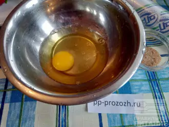 Шаг 2: Одно яйцо возьмите целое, а со второго только белок.