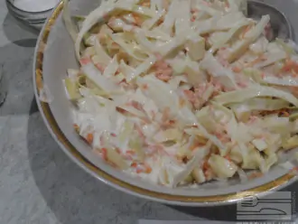 Шаг 5: Посолите салат и добавьте 4 ложки сметаны. Хорошо вымешайте салат. 