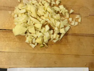 Шаг 3: Мелко нарежьте яблоки