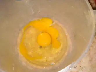 Шаг 7: Разбейте яйца в емкость, где будете делать тесто для заливки.