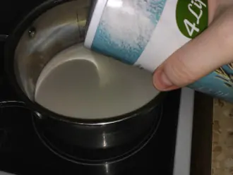 Шаг 3: Добавьте соль и тщательно размешайте. Варите молоко до кипения.