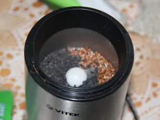 Шаг 3: Измельчите в кофемолке семена льна.