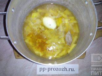Шаг 4: Добавьте к картофелю приправы, соль, целую луковицу и поставьте на слабый огонь на 10 минут.