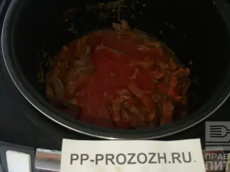 Шаг 3: Примерно через час тушения добавьте к говядине томатную пасту.