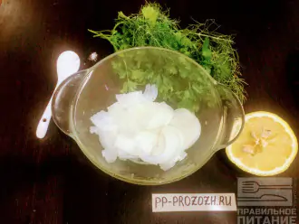 Шаг 3: Порежьте лук кольцами или полукольцами. Уложите лук в глубокую тарелку и полейте соком лимона (примерно 1 ст.л.). Дайте луку промариноваться 3-4 минуты.