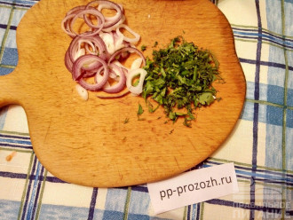 Шаг 8: Нарежьте лук кольцами, а зелень мелко нарубите.
Дайте салату настояться (минут 15). Так будет вкуснее.