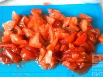 Шаг 5: Помидоры нарежьте небольшими брусочками, хорошо если они будут переспелыми, так соус будет более сочным. Добавьте томаты к остальным овощам в мультиварку.