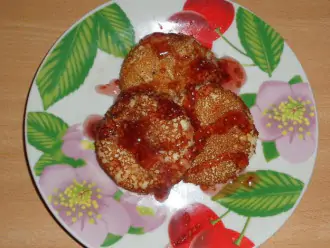 Шаг 5: Готовые панкейки можно дополнить любимыми фруктами, сиропом или медом. Я украсила перетертой свежезамороженной малиной с медом.