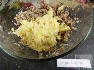 Шаг 4: Натрите на мелкой терке картофель и лук и добавьте к гречке. Перемешайте, посолите по вкусу.
