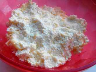 Шаг 3: Смешайте в блендере творог, сыр и чеснок до однородной массы.