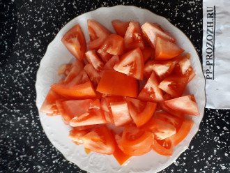 Шаг 3: Нарежьте помидоры треугольничками.