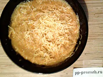 Шаг 5: Готовое пюре переложите в тарелку, добавьте растительное масло, посыпьте тертым сыром. 